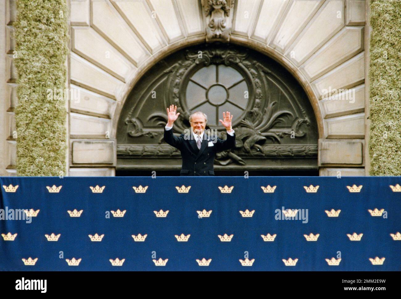 Carl XVI Gustaf, King of Sweden. Born 30 april 1946.  King Carl XVI Gustaf on the balcony of Stockholm royal castle, recieving greetings on his 50th birthday April 30 1996 Stock Photo