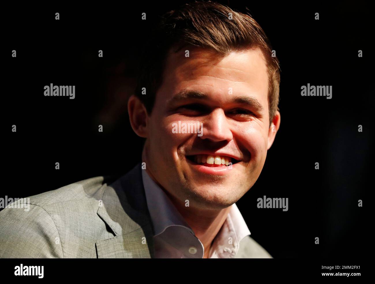 Norwegian reigning champion Magnus Carlson (left) and American challenger  Fabiano Caruana during their tie-break matches at the FIDE World Chess  Championship match, at the College, in Holborn, London Stock Photo - Alamy