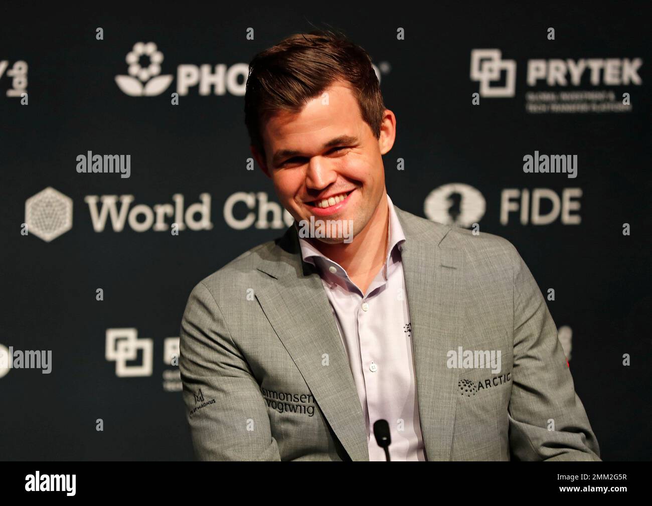 Norwegian reigning champion Magnus Carlson (left) and American challenger  Fabiano Caruana during their tie-break matches at the FIDE World Chess  Championship match, at the College, in Holborn, London Stock Photo - Alamy