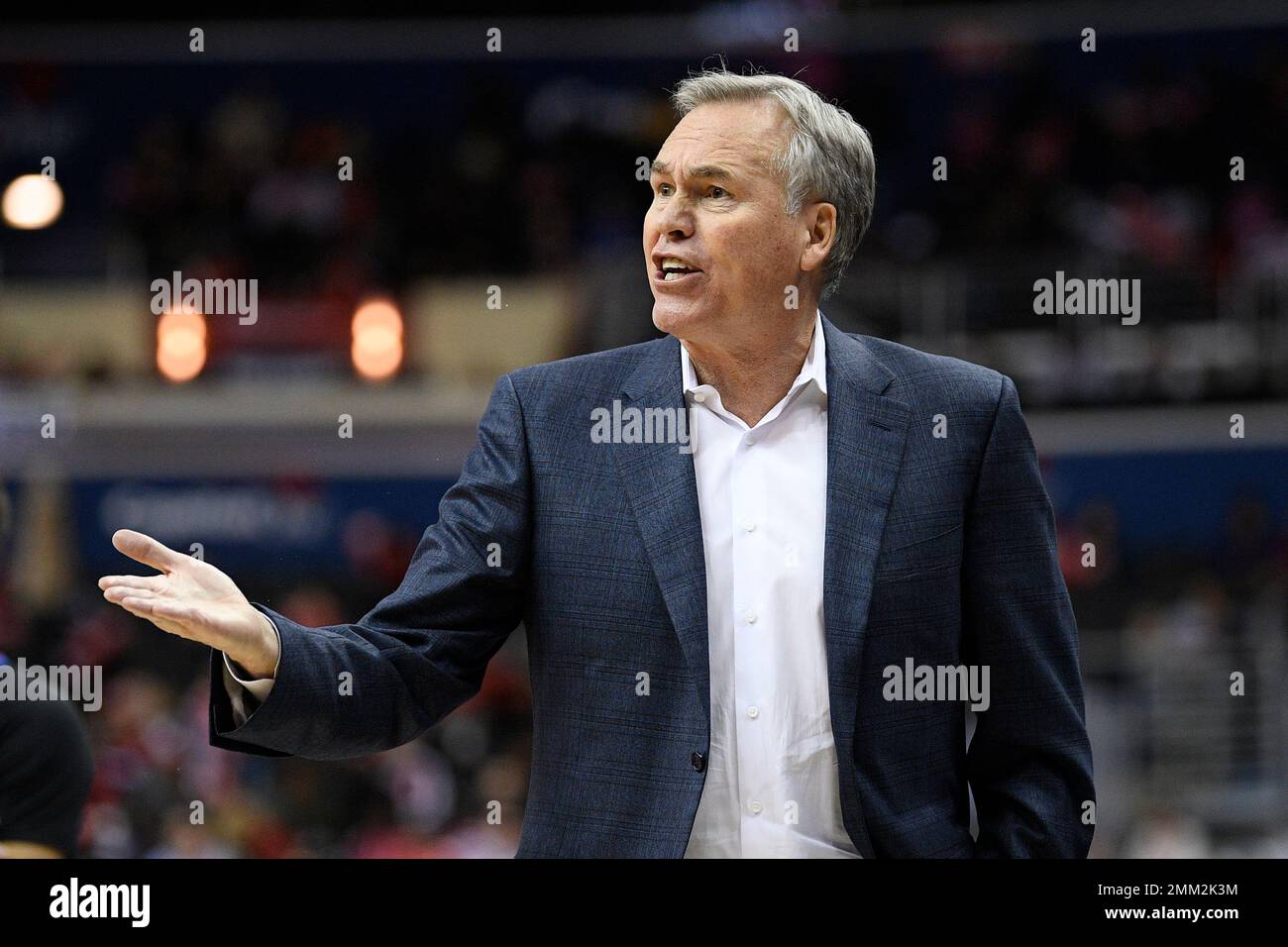 Houston Rockets head coach Mike D'Antoni gestures during the second ...