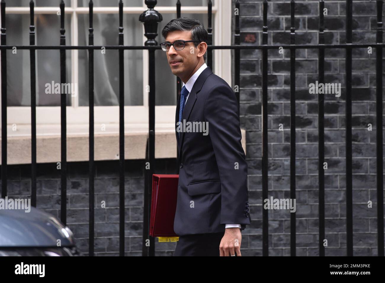 RISHI SUNAK leaves 10 Downing Street for Prime Minister Questions. Stock Photo