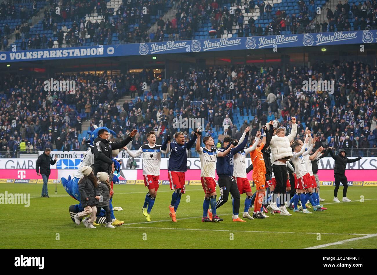 Hamburg, Germany. 29th Jan, 2023. Soccer: 2nd Bundesliga, Matchday 18,  Hamburger SV - Eintracht Braunschweig, at Volksparkstadion. The HSV players  cheer with the fans at the end of the game. Credit: Marcus