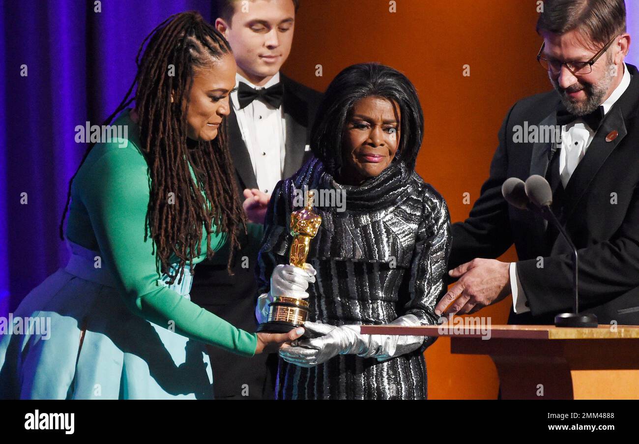 Actress Cicely Tyson, center, accepts her honorary Oscar from filmmaker