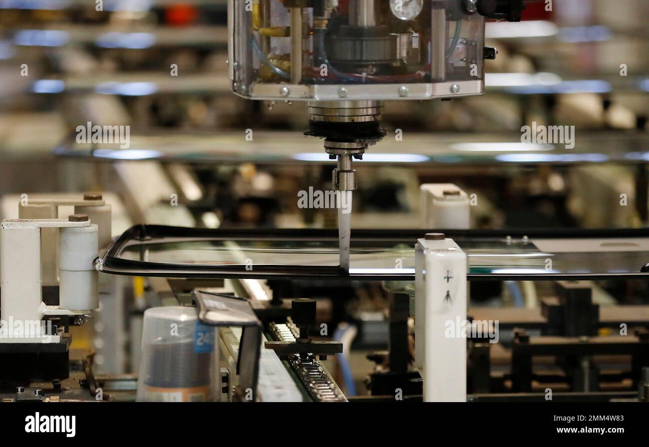 A robot applies urethane to a windshield for a 2019 Jeep Wrangler at ...