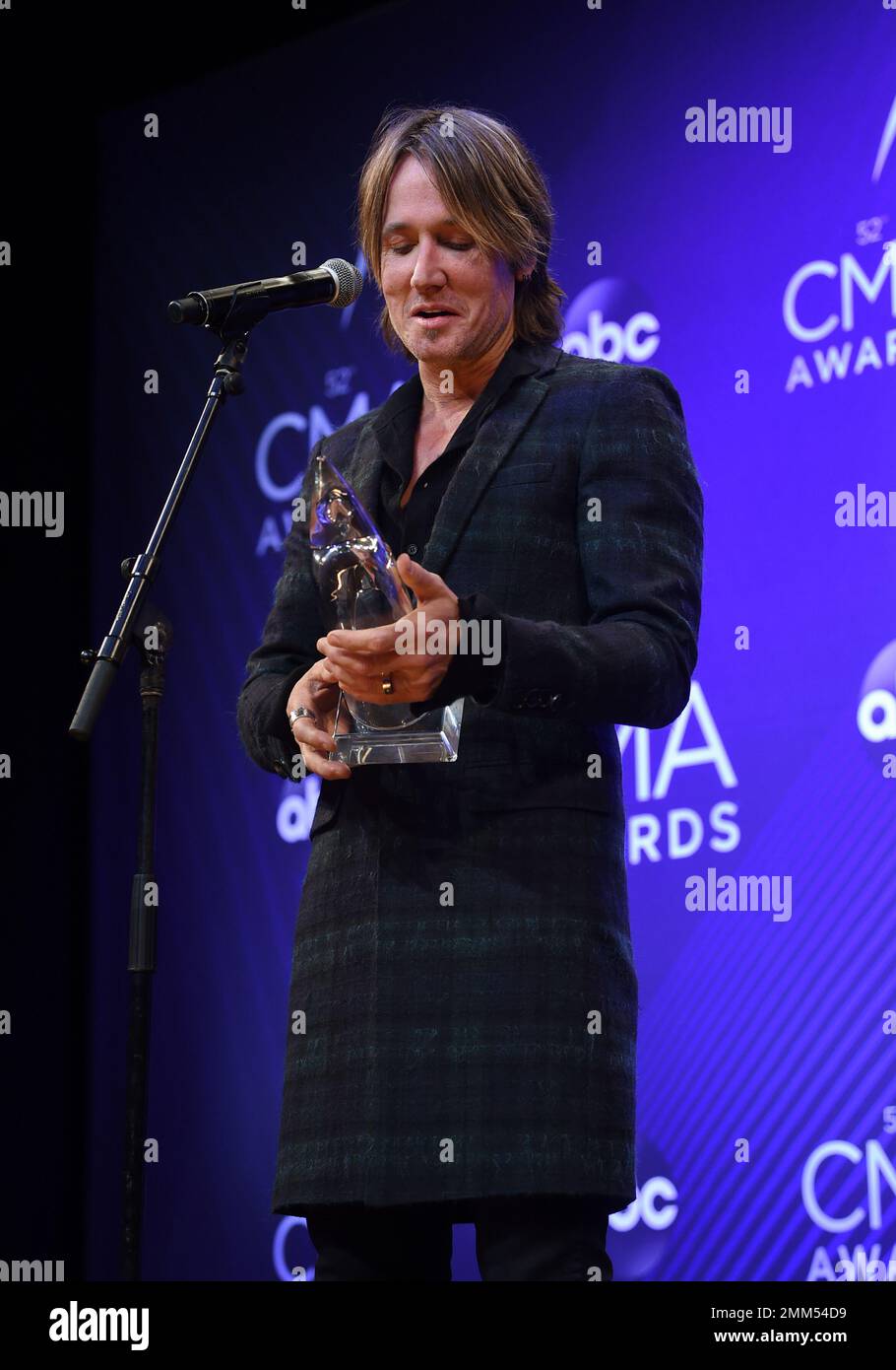 Keith Urban poses in the press room with the entertainer of the year