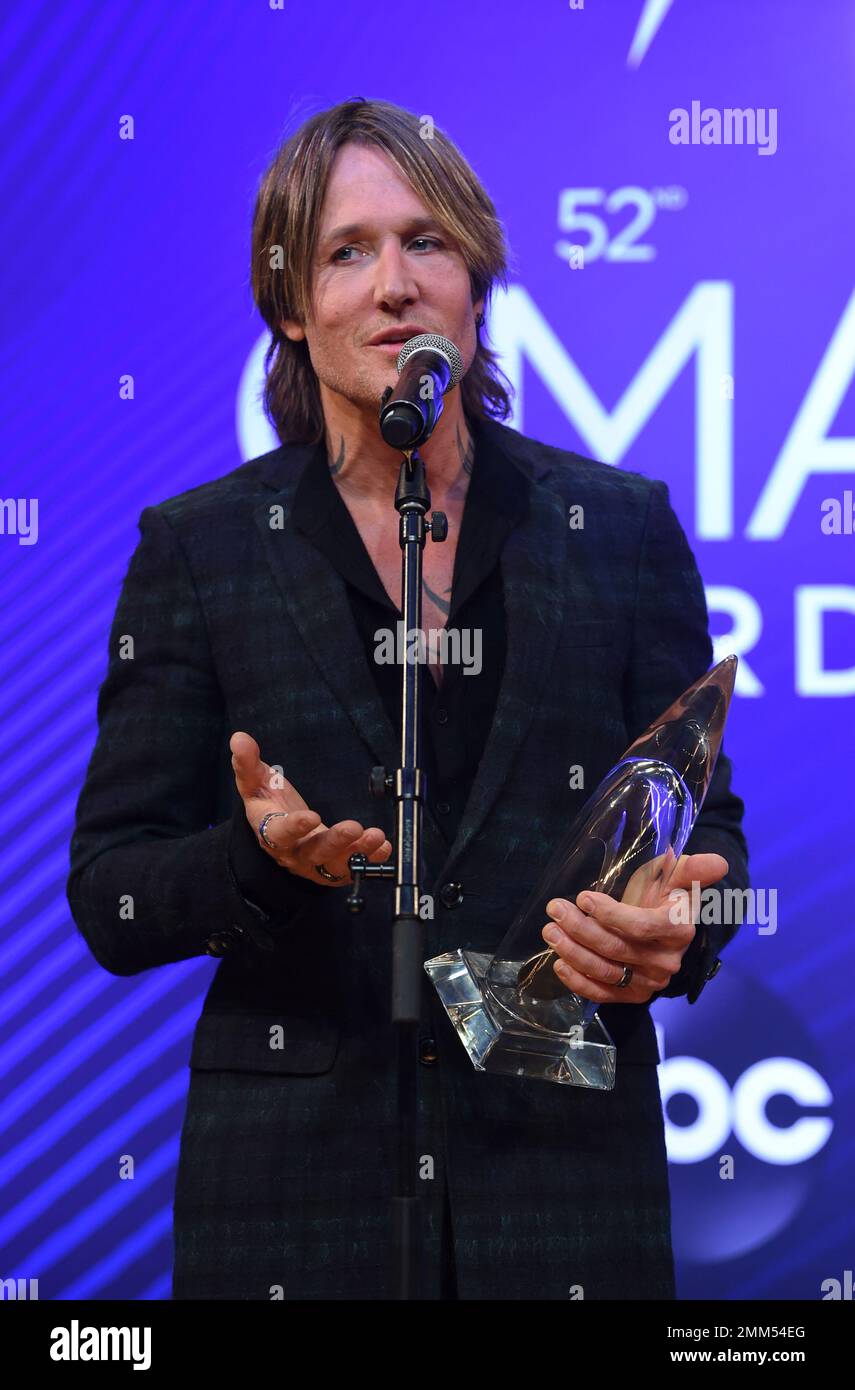 Keith Urban poses in the press room with the entertainer of the year