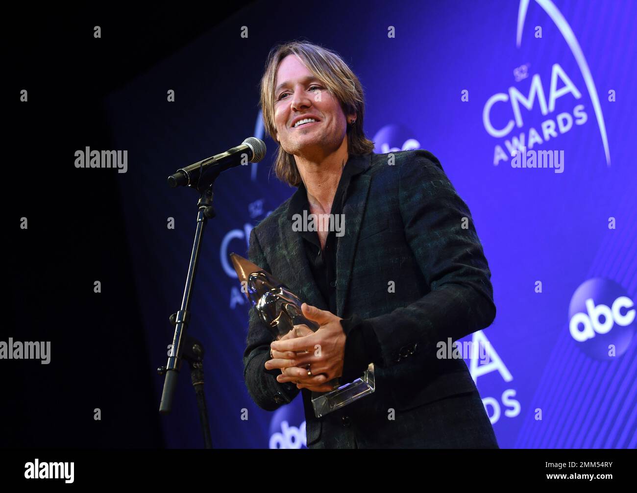 Singer/songwriter Keith Urban poses in the press room with the
