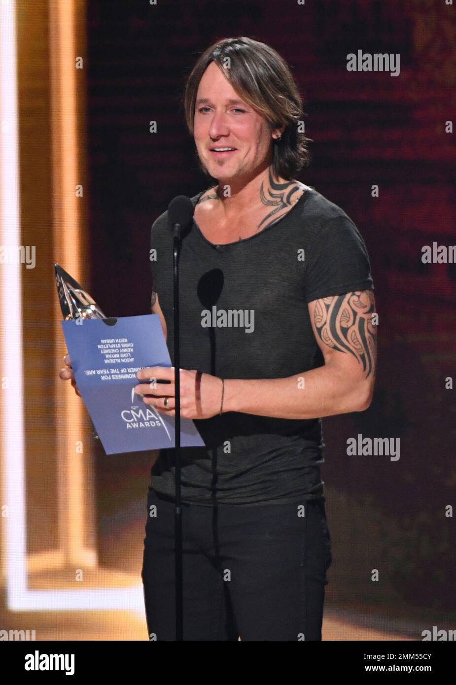 Keith Urban accepts the award for entertainer of the year at the 52nd(01)