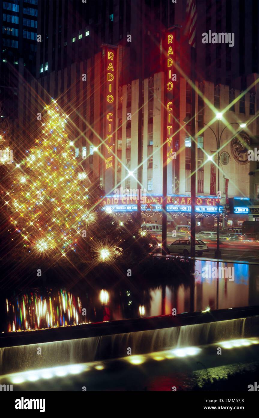 1987 HISTORICAL CHRISTMAS TREE LIGHTS RADIO CITY ROCKEFELLER CENTER (©RAYMOND HOOD 1939) MANHATTAN NEW YORK CITY USA Stock Photo