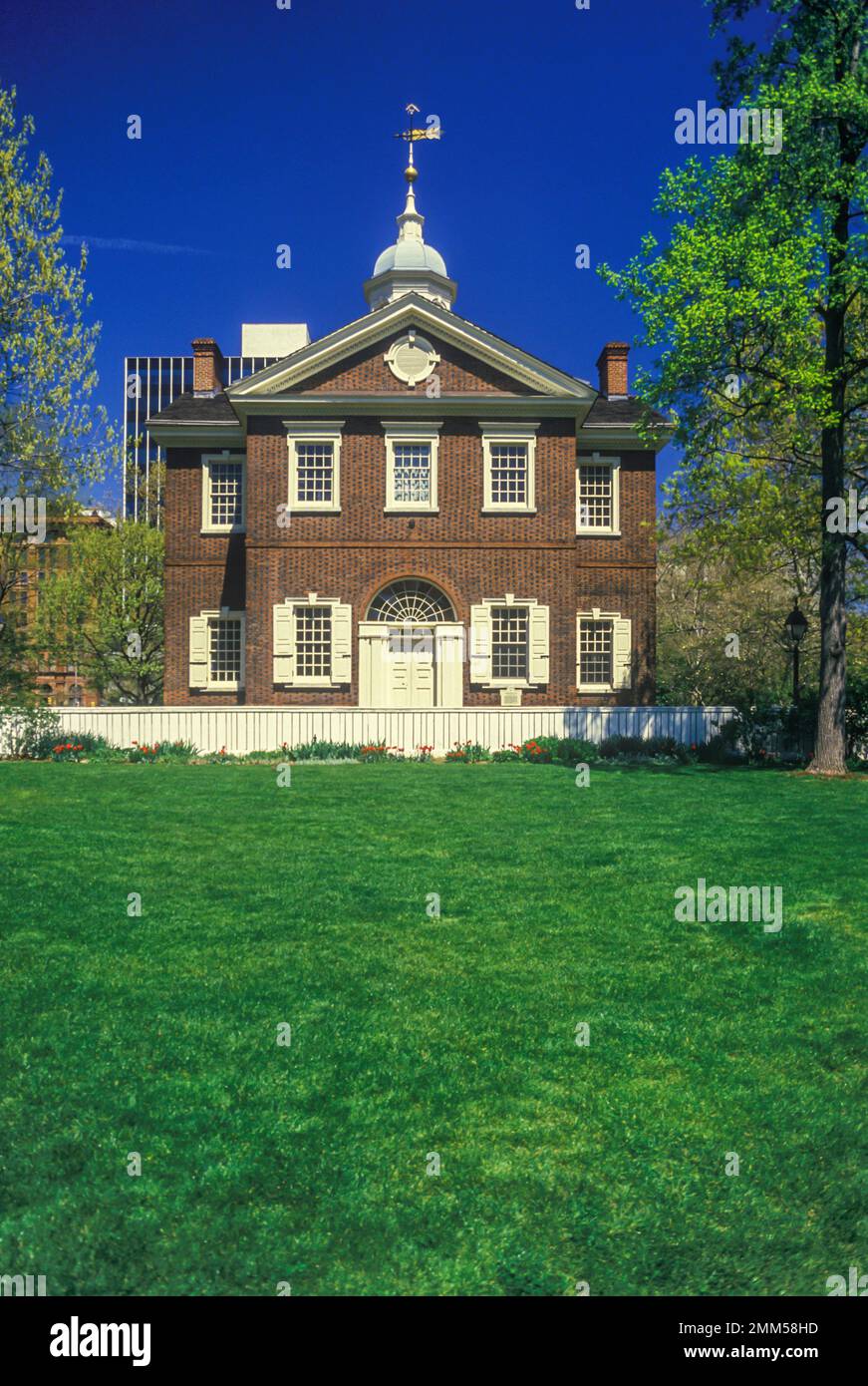 GREEN GRASS LAWN CARPENTERS HALL HISTORIC DISTRICT PHILADELPHIA PENNSYLVANIA USA Stock Photo