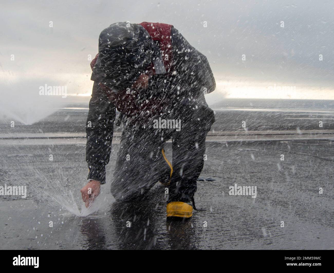 220914NNX6351039 PACIFIC OCEAN. (Sept. 14, 2022) a Sailor uses a