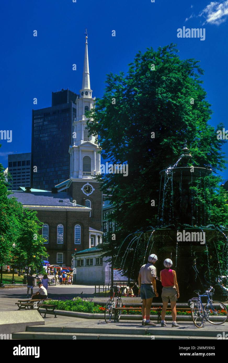 1988 HISTORICAL FOUNTAIN PARK STREET CHURCH BOSTON COMMON MASSACHUSETTS USA Stock Photo