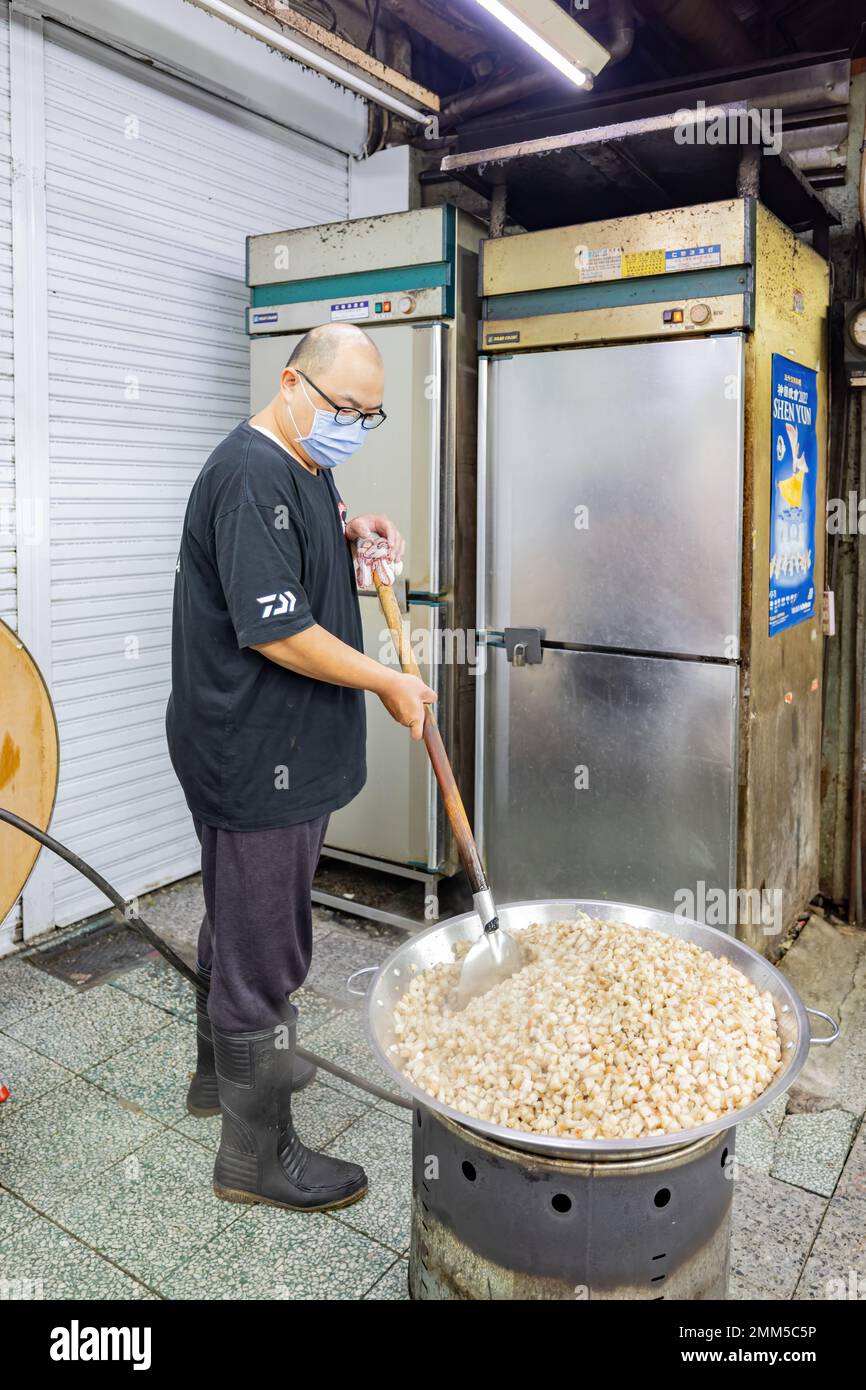 La cottura a cubetti morso dimensioni pollo in grande in acciaio inox  padella wok per fajita Foto stock - Alamy