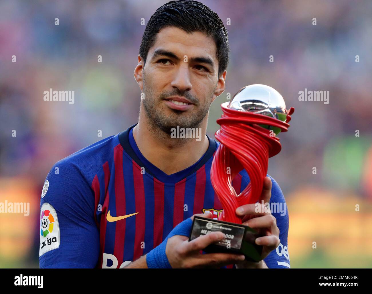 FC Barcelona's Luis Suarez holds the award for the La Liga Santander player of October prior of the Spanish La Liga soccer match between FC Barcelona and Betis at the Camp Nou stadium in Barcelona, Spain, Sunday, Nov. 11, 2018. (AP Photo/Manu Fernandez) Stock Photo