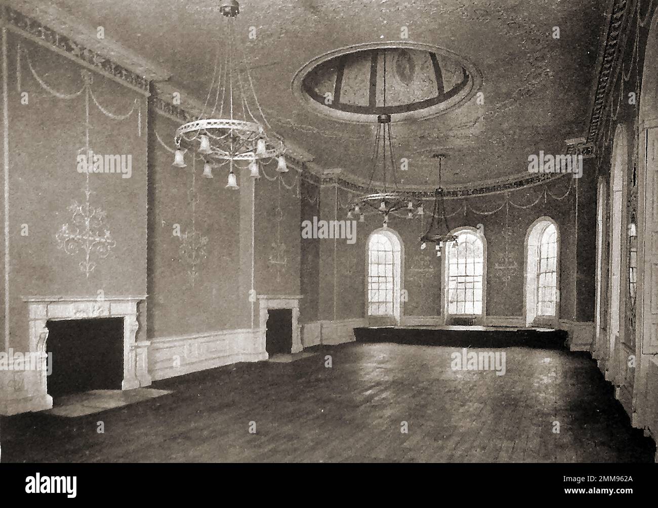 British pubs inns & taverns - A circa 1940 old photograph of  the Adam Ballroom at the Lion in Shrewsbury. King William IV, Charles Dickens, The Beatles and Charles Darling are said to have stayed here., Stock Photo