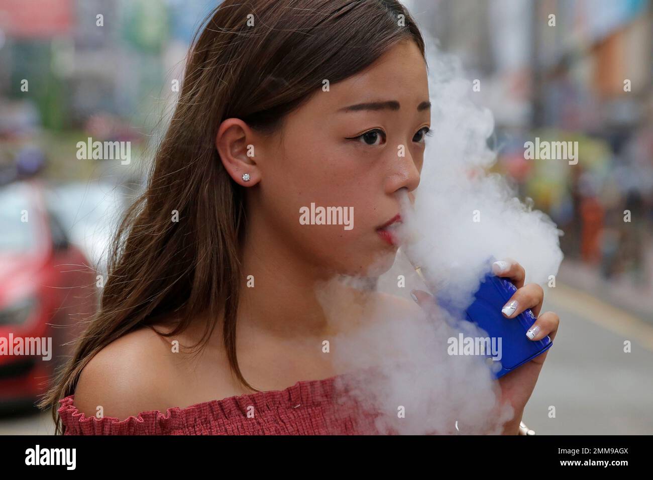 elfbar nachfüll pod läuft aus In this Oct. 13, 2018, photo, Jamie Tsang, 20, smokes e-cigarette In Hong  Kong. Hong Kong's leader says the semi-autonomous Chinese territory plans  to ban e-cigarettes and other new smoking products such