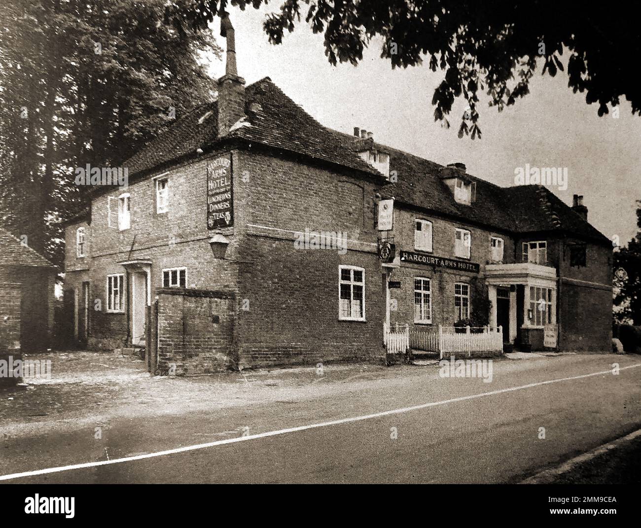 British pubs inns & taverns - A circa 1940 old photograph of the  Grade II listed Harcourt Arms, Nuneham Courtney, built as a model pub in a new model village 1762. later to be extended and altered in the 19th century. Stock Photo