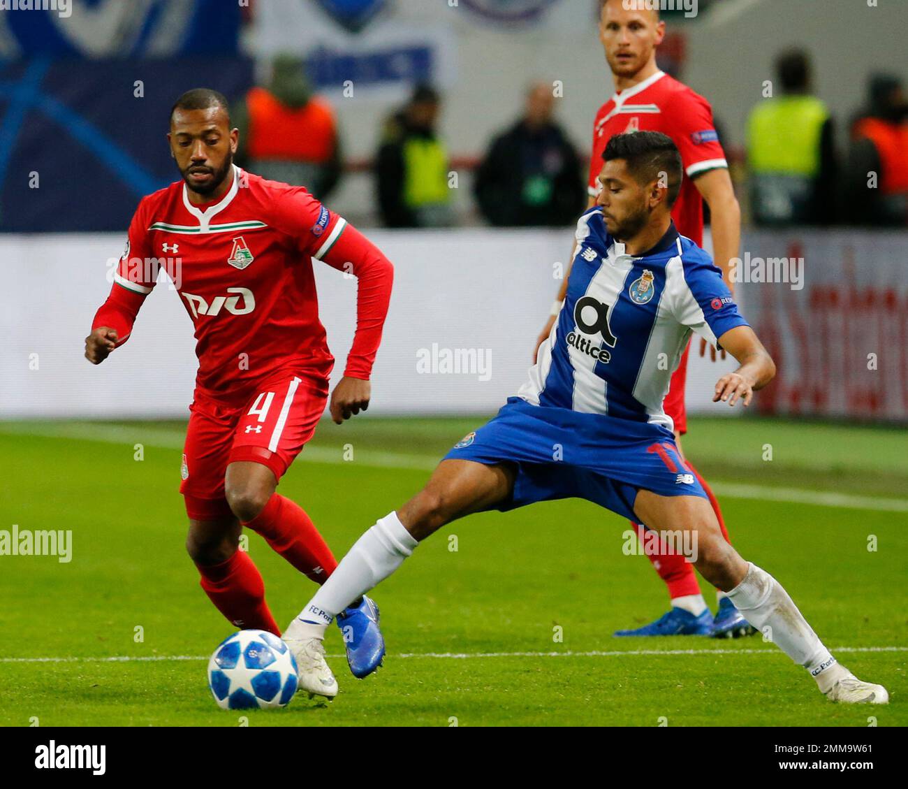 Lokomotiv's Manuel Fernandes, left, and Porto Jesus Corona challenge for  the ball during the Group D Champions League soccer match between Lokomotiv  Moscow and FC Porto at the Lokomotiv Stadium in Moscow,