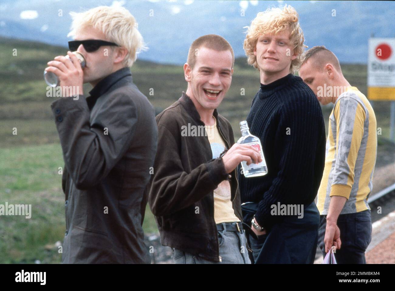 JONNY LEE MILLER EWAN McGREGOR KEVIN McKIDD and EWEN BREMNER in TRAINSPOTTING 1996 director