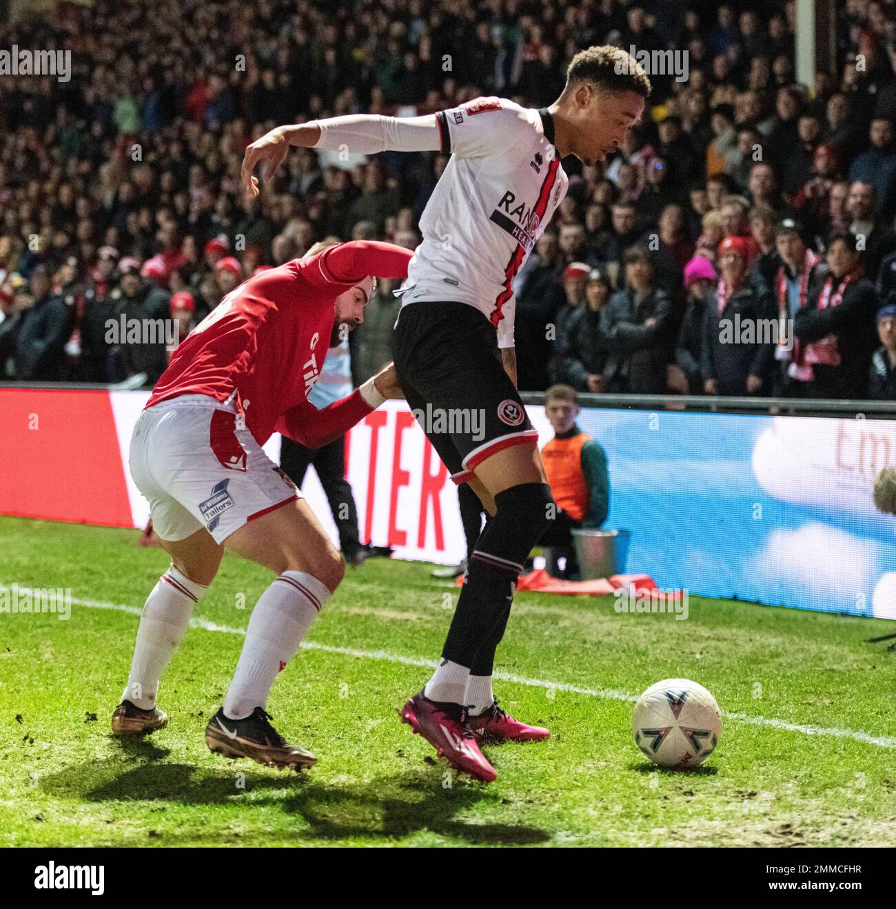 Wrexham, Wrexham County Borough, Wales. 29th January 2023. Wrexham’s Elliot Lee and Sheffield United’s Daniel Jebbison battles for the ball, during Wrexham Association Football Club V Sheffield United Football Club at The Racecourse Ground, in The Emirates FA Cup. (Credit Image: ©Cody Froggatt/Alamy Live News) Stock Photo