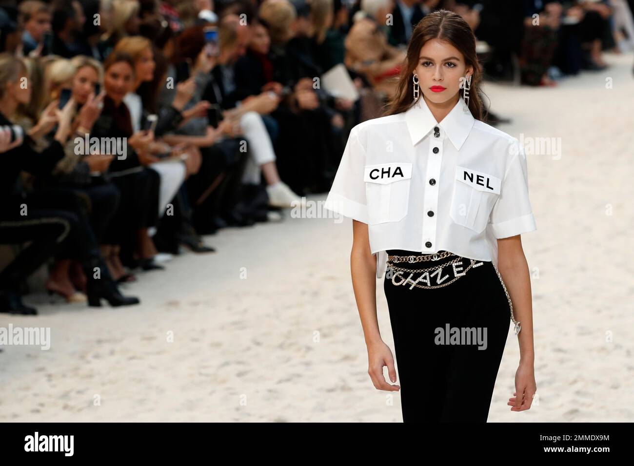 Street style, close up at Chanel spring summer 2019 ready-to-wear show,  held at Grand Palais, in Paris, France, on October 2nd, 2018. Photo by  Marie-Paola Bertrand-Hillion/ABACAPRESS.COM Stock Photo - Alamy