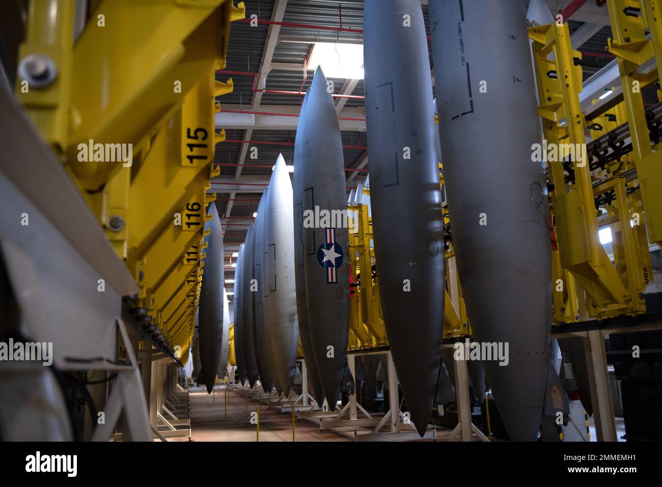 External aircraft fuel tanks are arranged on the vertical tank storage