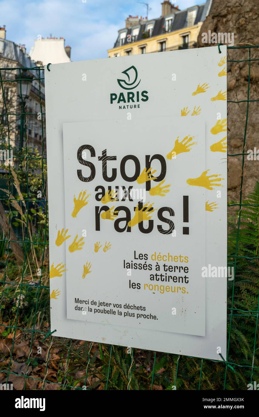 Paris Rats Advertising, stop aux rats, don't feed the rats sign im Paris, don't waste garbage on the ground. City rats problem and control measures. Stock Photo