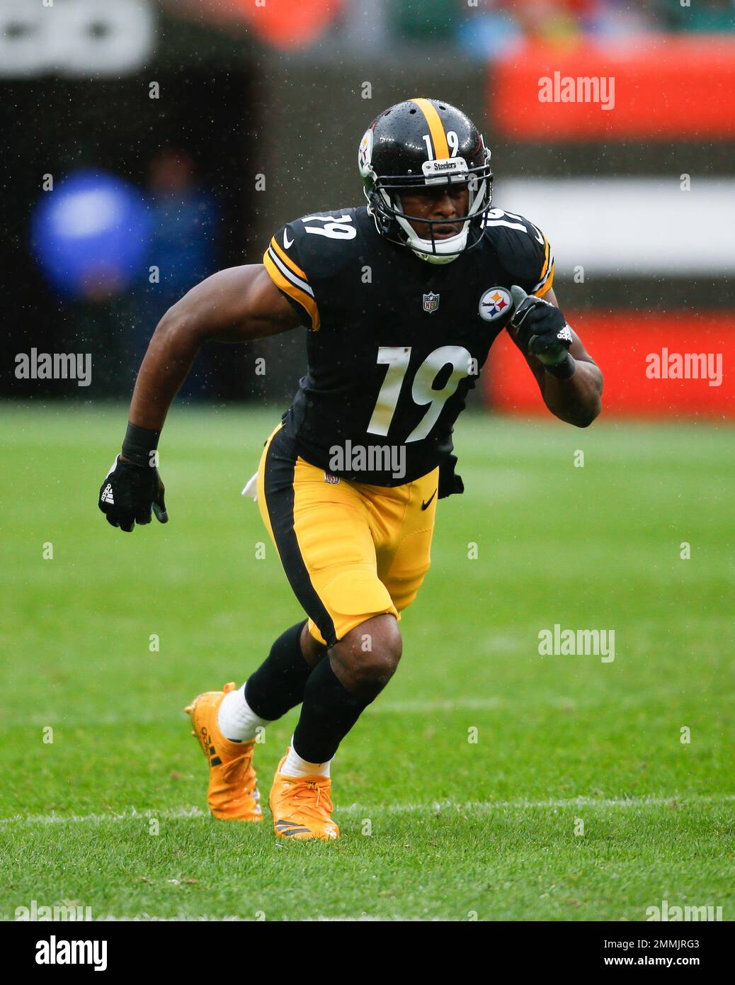 Pittsburgh Steelers wide receiver JuJu Smith-Schuster plays against the ...