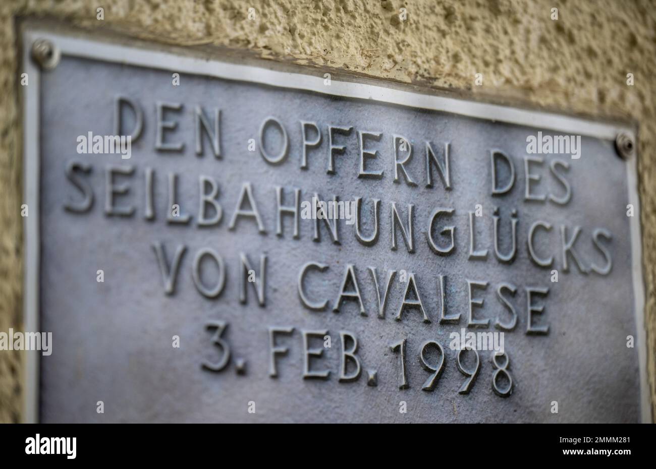 Mohsdorf, Germany. 25th Jan, 2023. A memorial plaque on the outskirts of the village of Mohsdorf commemorates seven people who died in the 1998 crash of a cable car. On February 3, 1998, a U.S. military jet had cut the cables of the cable car in Cavalese in northern Italy. The gondola plunged 111 meters into the depths. A total of 20 people were killed at the time. (to dpa '25th anniversary of the Cavalese cable car accident: Fighter jet cut the cable') Credit: Hendrik Schmidt/dpa/Alamy Live News Stock Photo