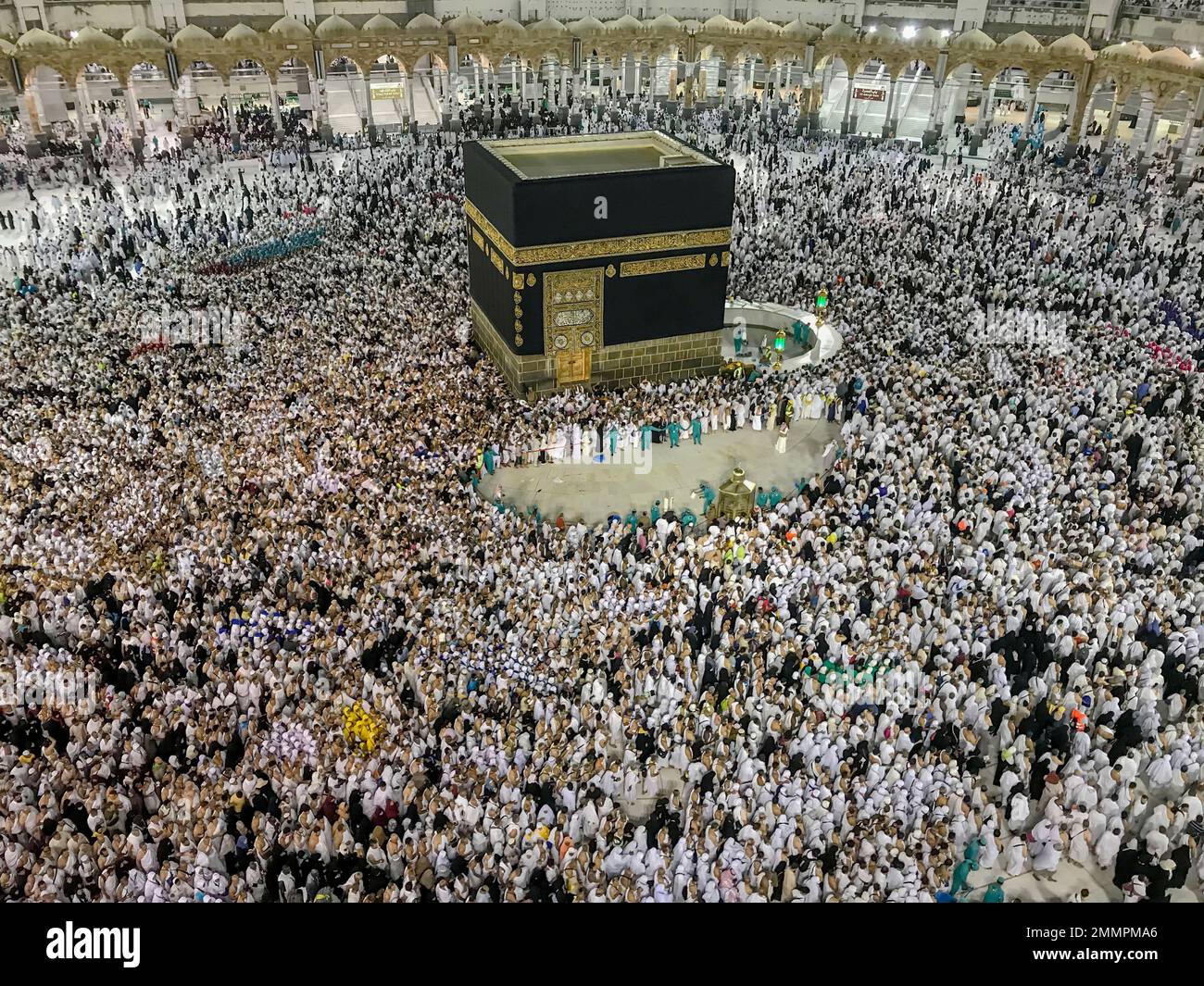 Muslim pilgrims perform the tawaf-e-ifadha circling of the Kaaba ...