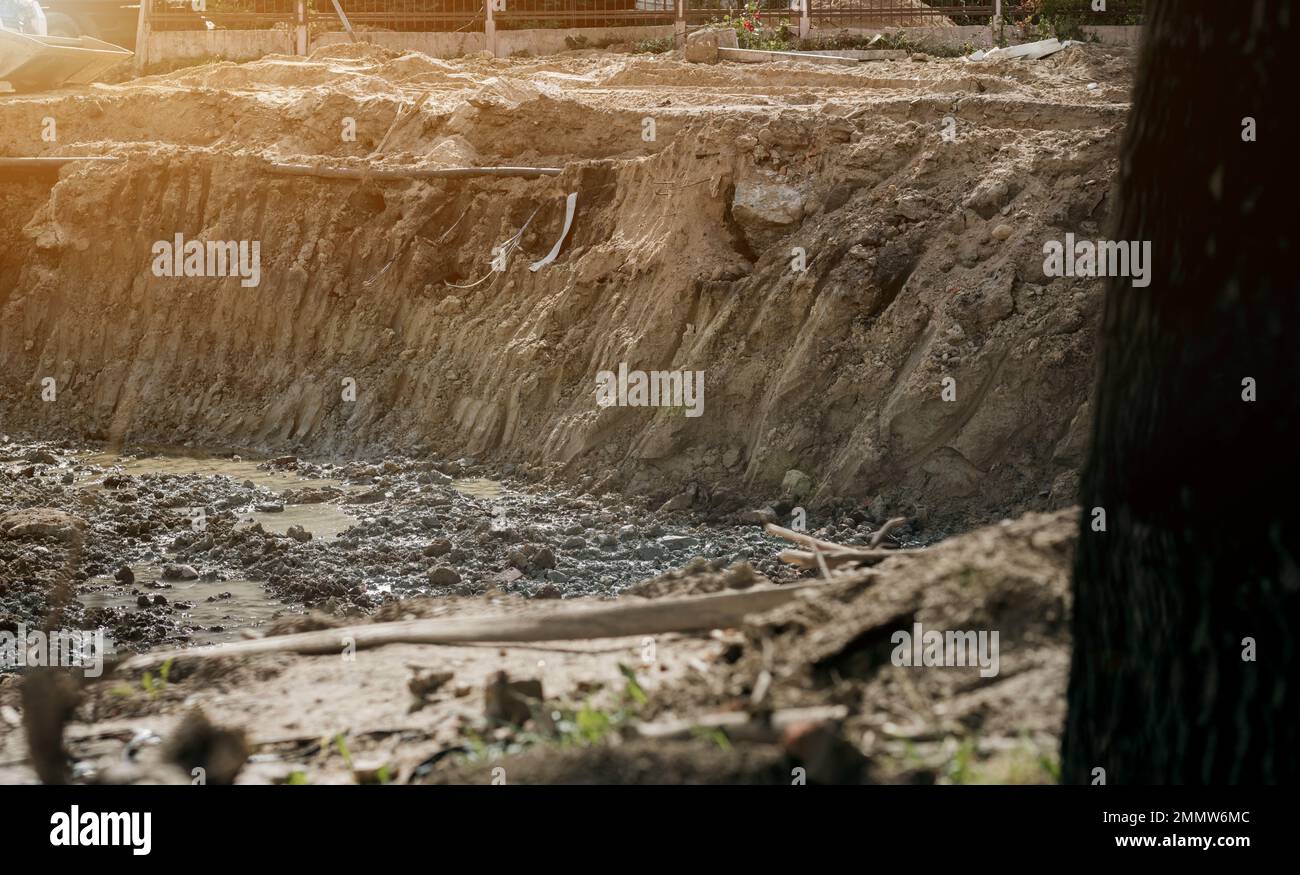 Placement of filling underwater concrete in the construction pits. road