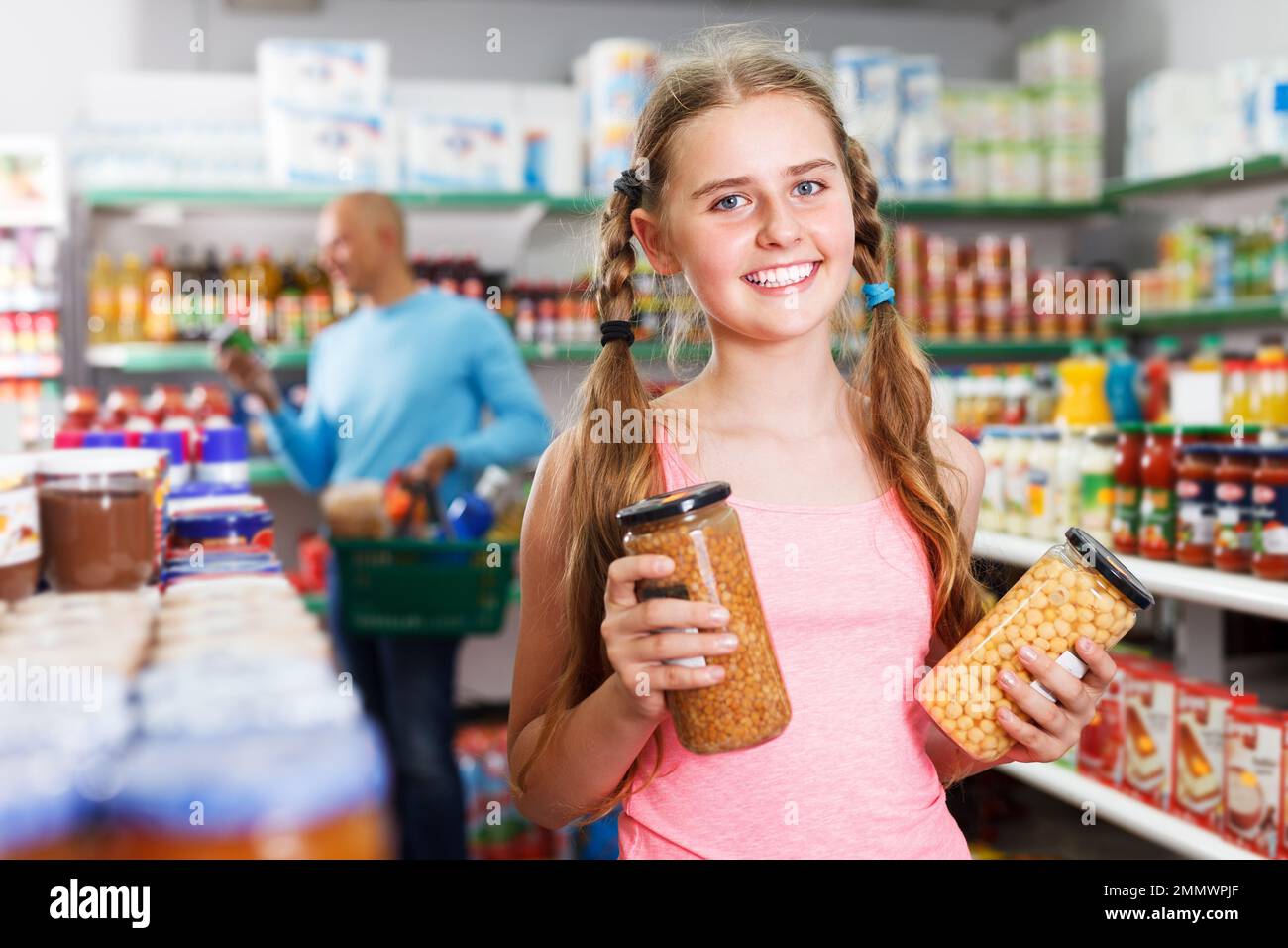 Girl buying hi-res stock photography and images - Page 25 - Alamy