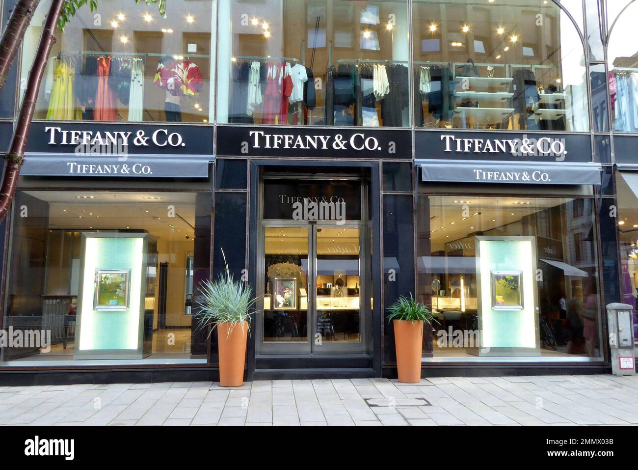 Tiffany & Co. / Logo / Eingang / Geschäft am Neuen Wall 19 in Hamburg Stock Photo