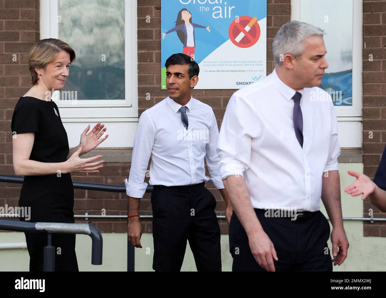 Prime Minister Rishi Sunak (centre) with Secretary of State for Health