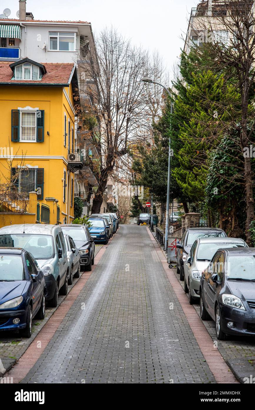 Car parking along the roadside hi-res stock photography and images - Alamy
