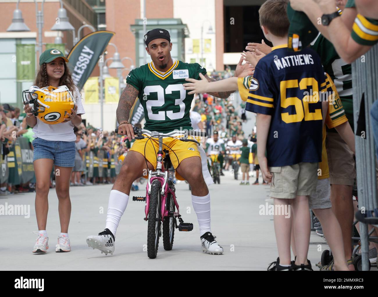 Chicago, IL, USA. 04th Dec, 2022. Chicago Bears #21 Darrynton Evans runs  past Packers #23 Jaire Alexander during a game against the Green Bay Packers  in Chicago, IL. Mike Wulf/CSM/Alamy Live News