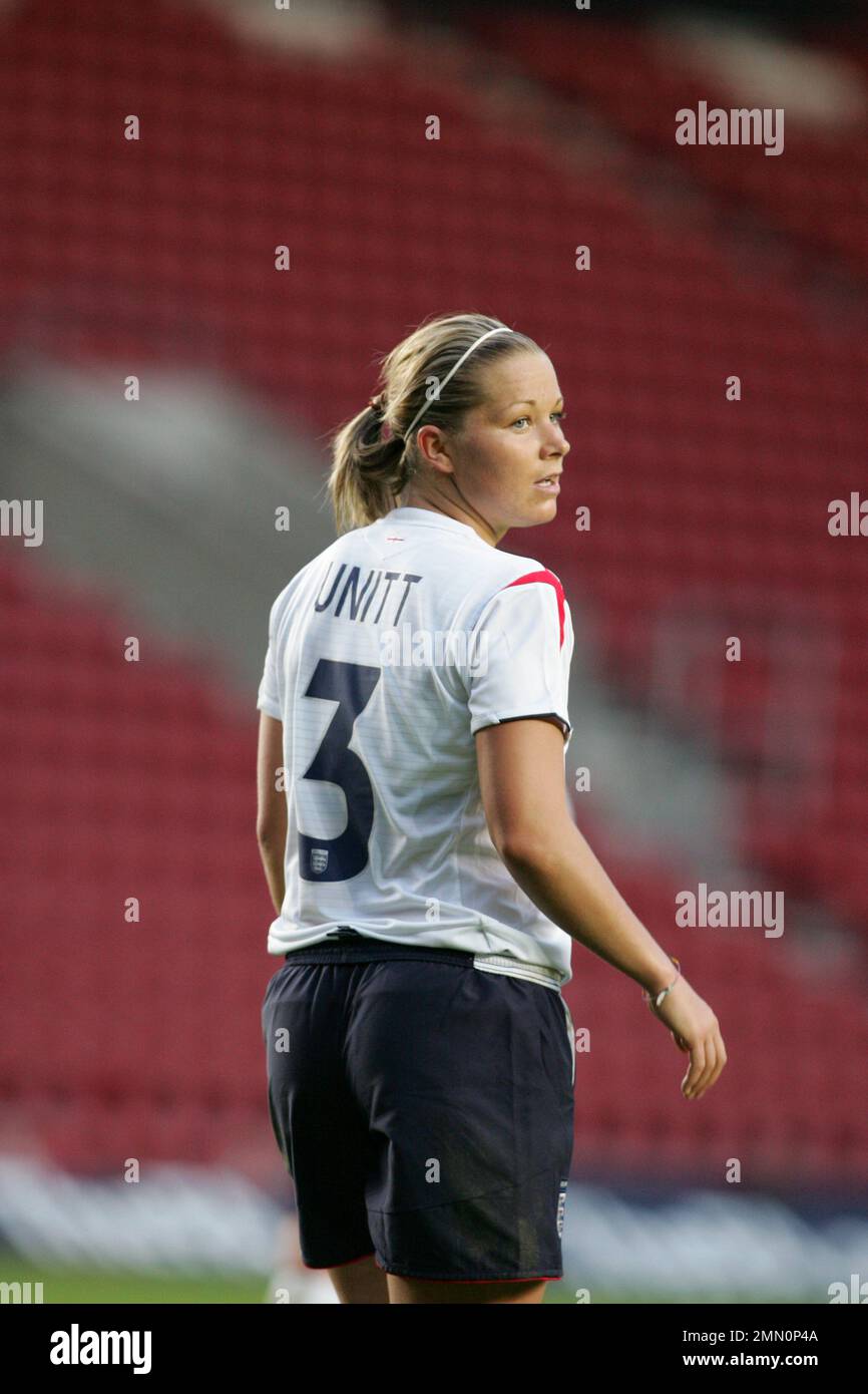 England v Hungary Women's football 2006 World Cup Qualifier  at St Marys stadium Southampton. England's Rachel Unitt in action.  image is bound by Dataco restrictions on how it can be used. EDITORIAL USE ONLY No use with unauthorised audio, video, data, fixture lists, club/league logos or “live” services. Online in-match use limited to 120 images, no video emulation. No use in betting, games or single club/league/player publications Stock Photo