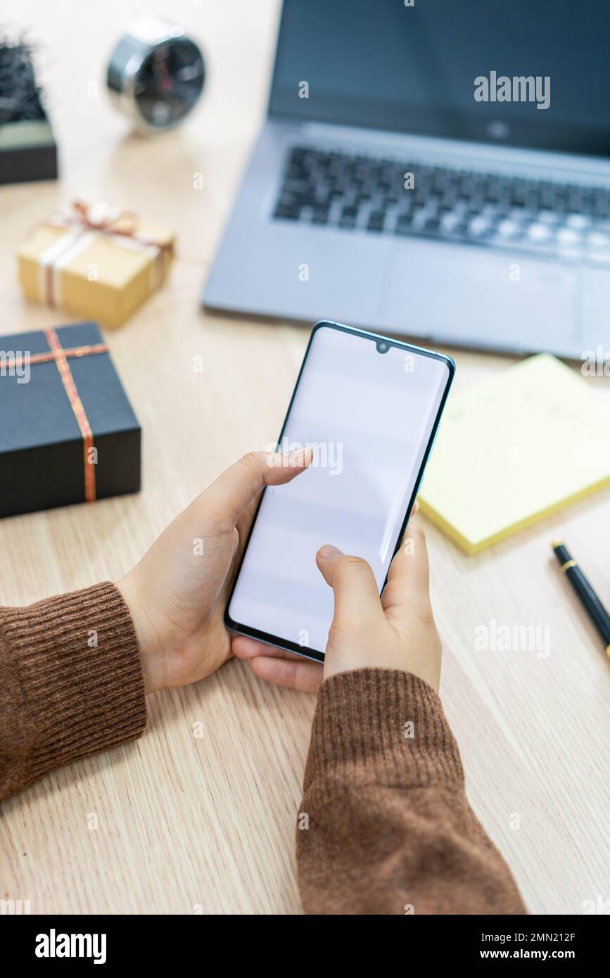 Young women who use mobile phones and laptop computers Stock Photo - Alamy