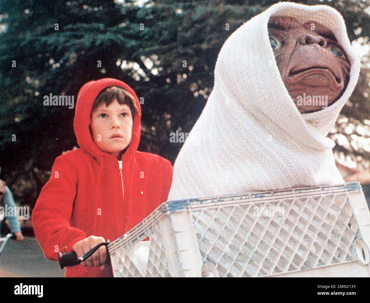 E.T. THE EXTRA-TERRESTRIAL 1982 Universal Pictures film with Henry Thomas at left and ET played by Pat Welsh Stock Photo