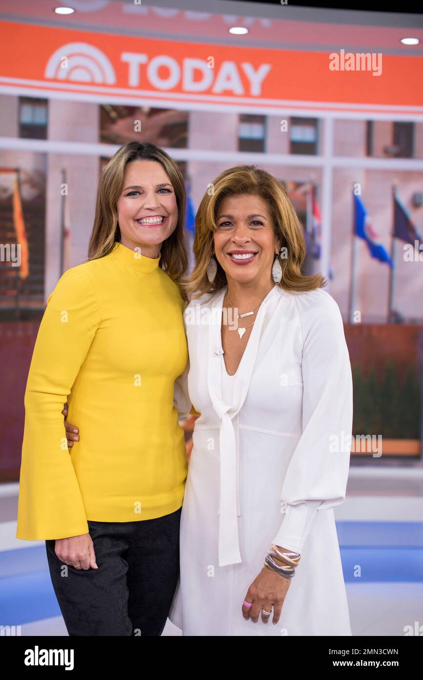 Hai người dẫn chương trình "Today" Savannah Guthrie (trái) và Hoda Kotb tạo dáng trên trường quay tại NBC Studios vào thứ Tư, ngày 27 tháng 6 năm 2018, tại New York. (Ảnh của Charles Sykes/Invision/AP Stock Photo - Alamy)