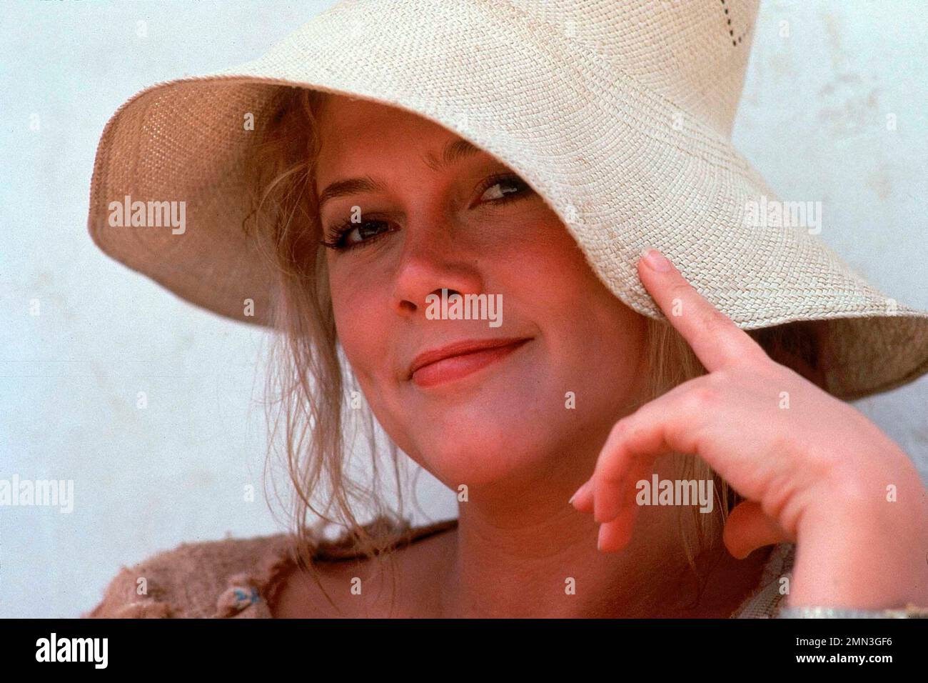 KATHLEEN TURNER in ROMANCING THE STONE (1984), directed by ROBERT ZEMECKIS. Credit: 20TH CENTURY FOX / Album Stock Photo