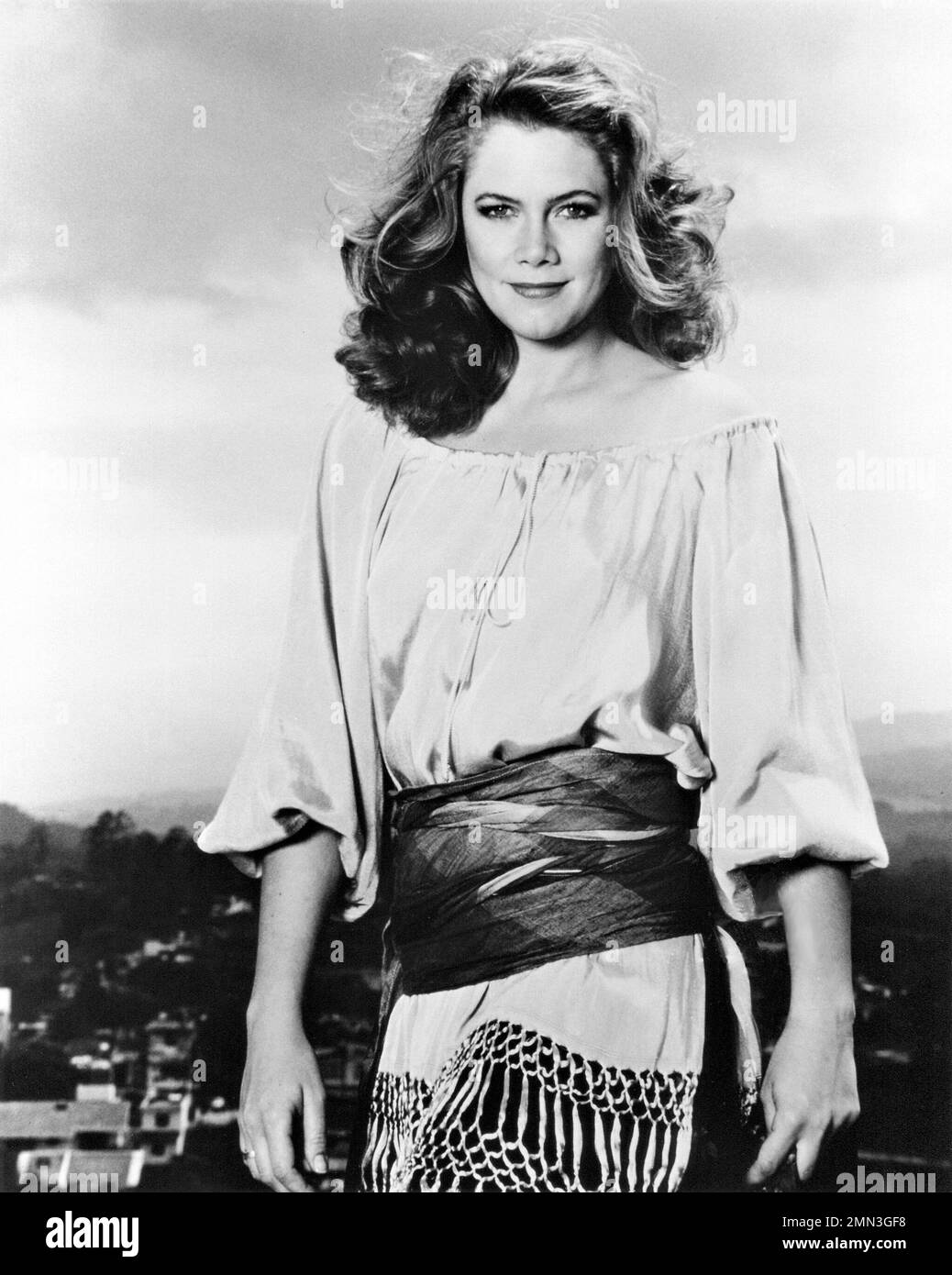 KATHLEEN TURNER in ROMANCING THE STONE (1984), directed by ROBERT ZEMECKIS. Credit: 20TH CENTURY FOX / Album Stock Photo