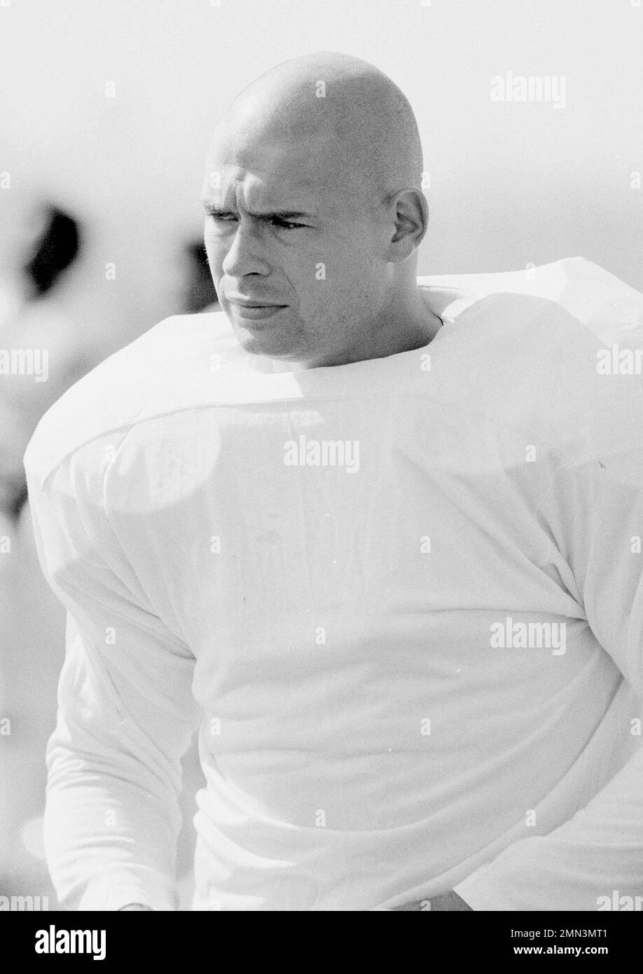 New York Jets running back John Riggins sports a shaved head on the