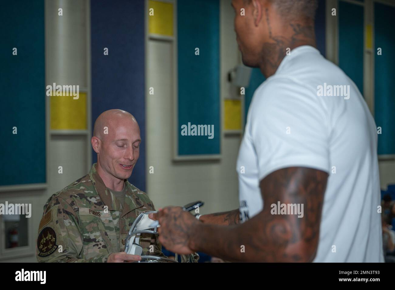 Raiders TE Darren Waller visits Nellis Air Force Base to talk addiction  prevention