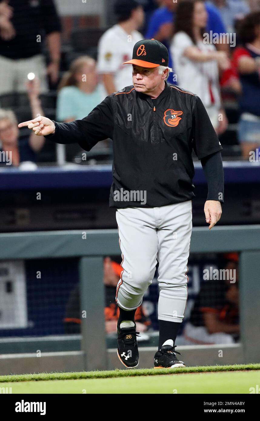 Baltimore Orioles manager Buck Showalter (26) makes a pitching change