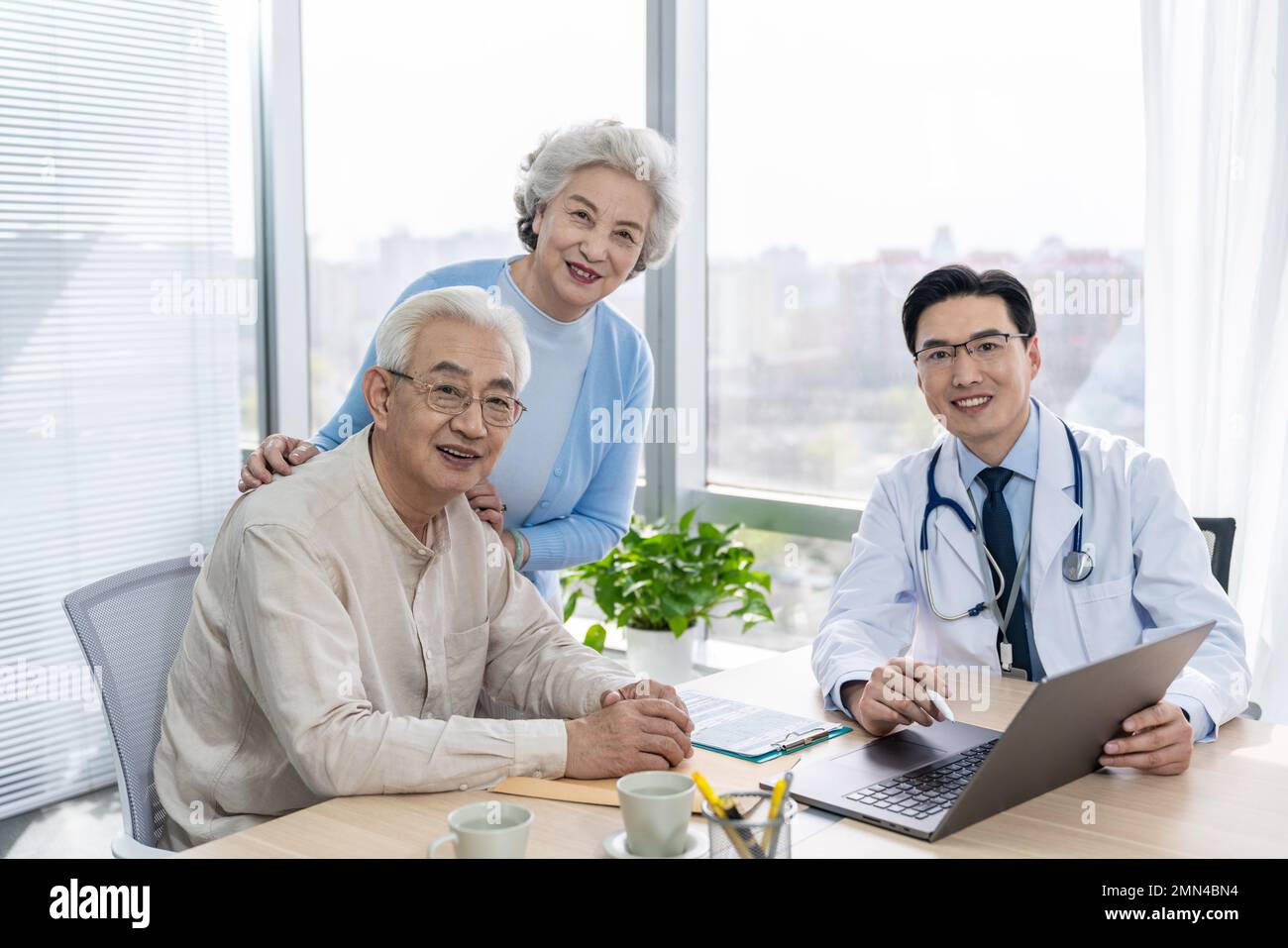 Elderly couple family figure hi-res stock photography and images - Alamy