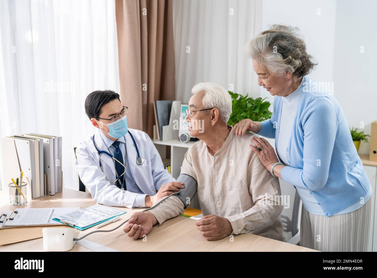 Doctor couple blood pressure hi-res stock photography and images - Alamy