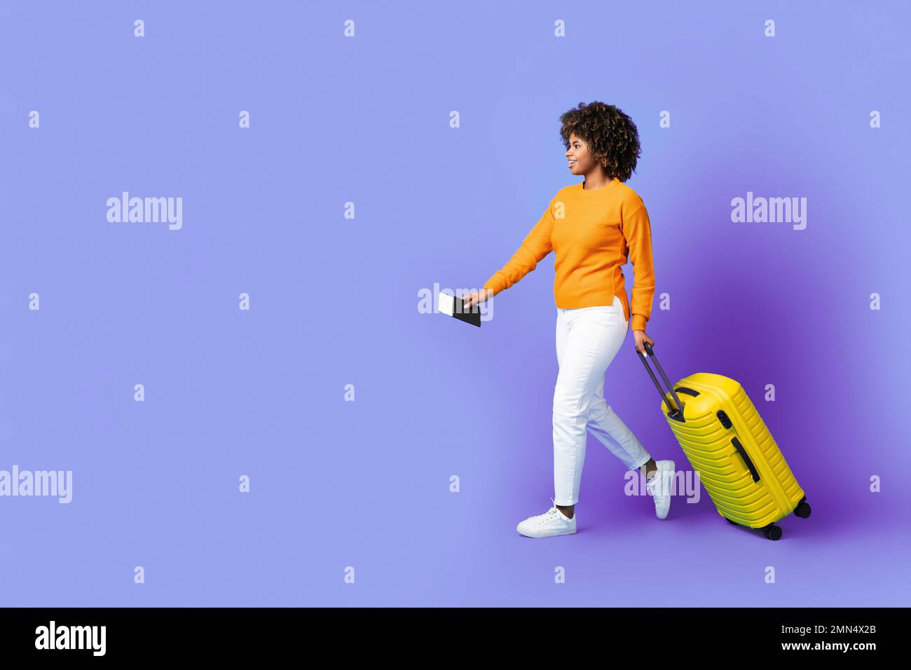 African american tourist woman hi-res stock photography and images - Alamy