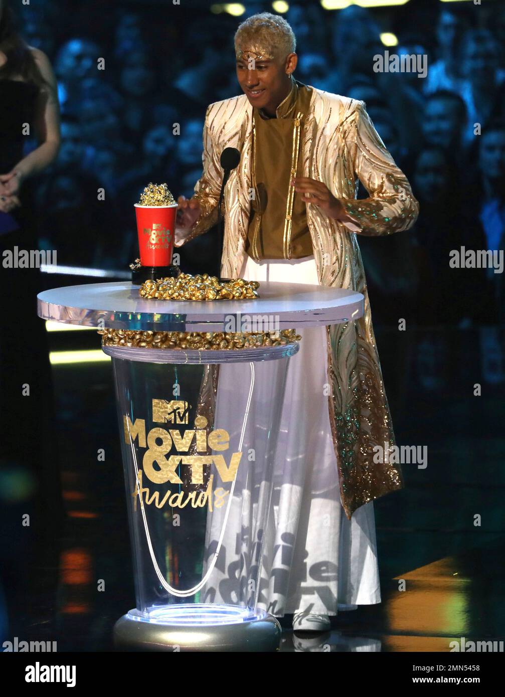 Keiynan Lonsdale accepts the best kiss award for "Love Simon" at the