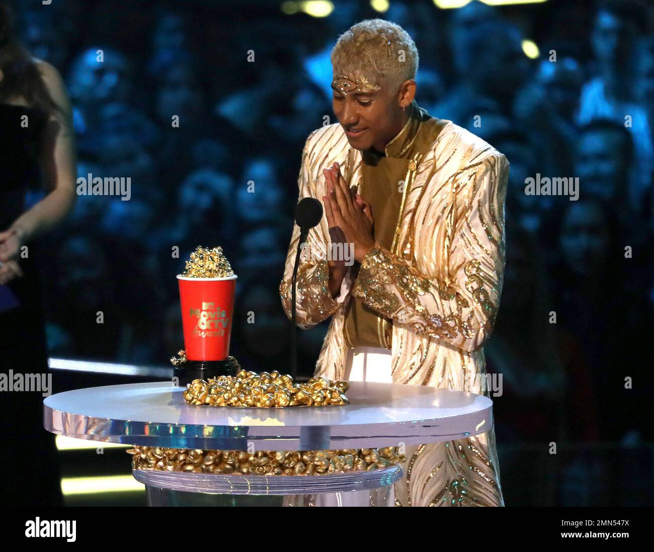 In this Saturday, June 16, 2018, photo, Keiynan Lonsdale accepts the(02)